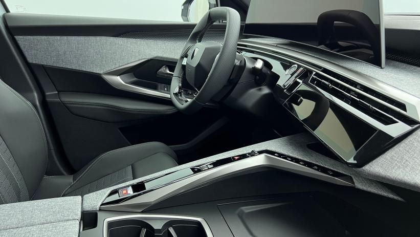 Aperçu du véhicule : Nouveau Hybrid 145 e-DCS6 GT Blanc Okénite avec 5350€ d'équipements inclus