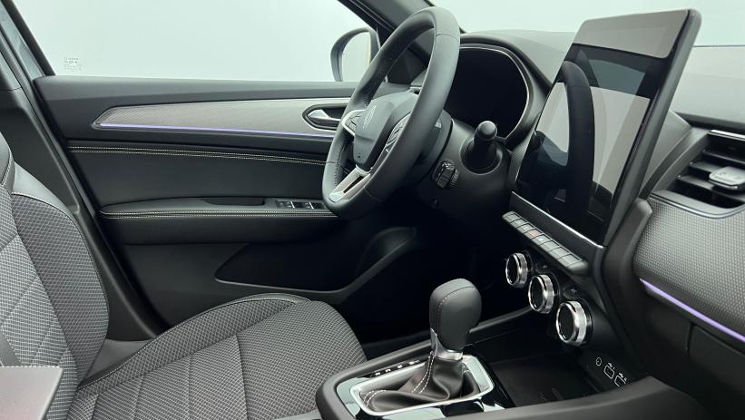 Aperçu du véhicule : E-Tech full hybrid 145 Techno Gris métallique avec 800€ d'équipements inclus