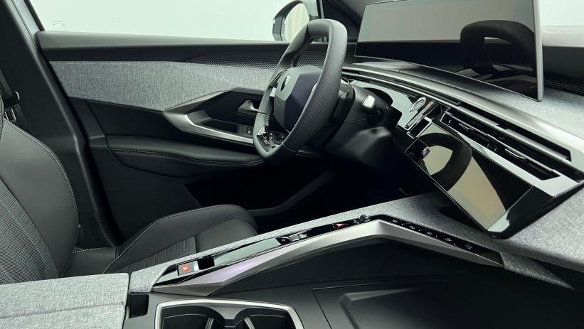 Aperçu du véhicule : Nouveau Hybrid 145 e-DCS6 GT Blanc Okénite avec 4000€ d'équipements inclus