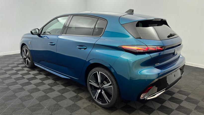 Aperçu du véhicule : BlueHDi 130ch S&S EAT8 GT Bleu Obsession avec 3600€ d'équipements inclus