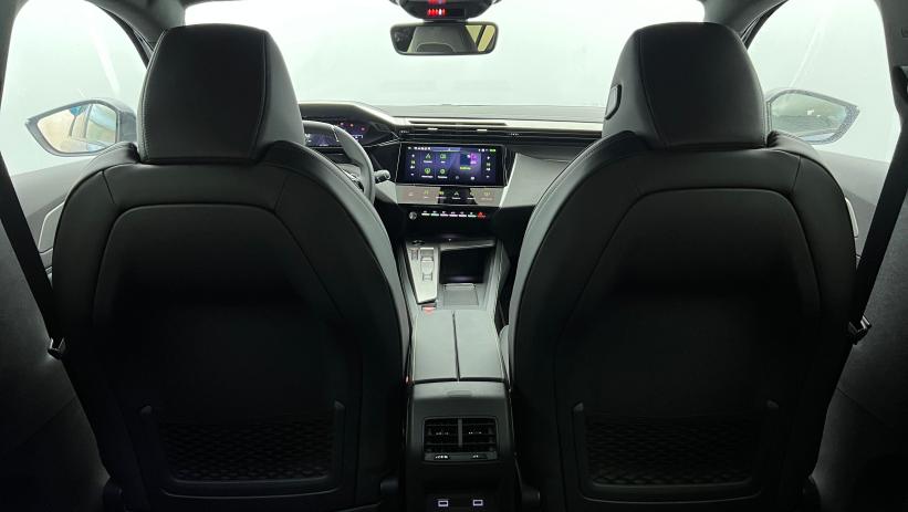 Aperçu du véhicule : BlueHDi 130ch S&S EAT8 GT Bleu Obsession avec 3600€ d'équipements inclus