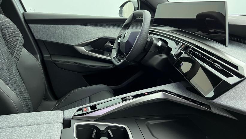 Aperçu du véhicule : Nouveau Hybrid 145 e-DCS6 GT Blanc Okénite avec 2470€ d'équipements inclus