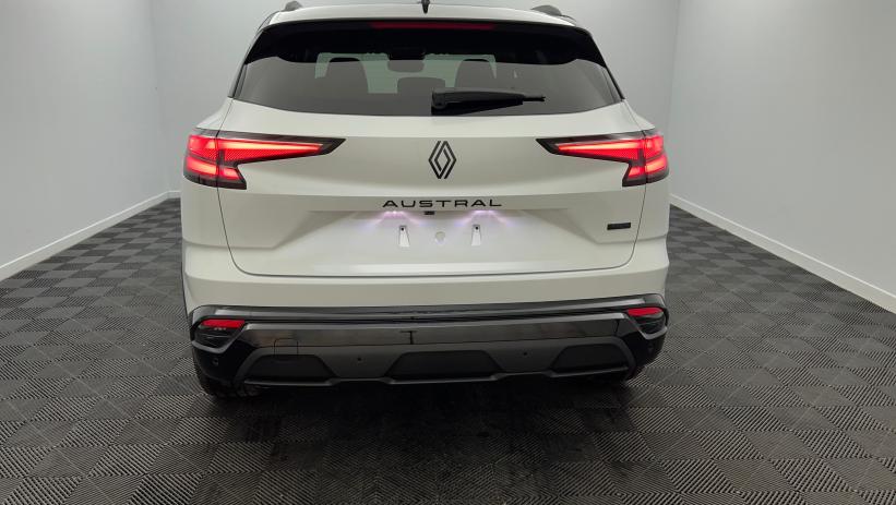 Aperçu du véhicule : full hybrid E-Tech 200 ch Esprit Alpine Blanc Nacré - Toit Noir Etoilé avec 3549€ d'équipements inclus