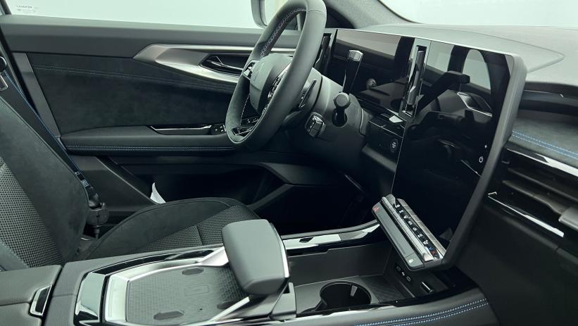 Aperçu du véhicule : E-Tech full hybrid 200 Techno esprit Alpine Gris Schiste - Toit Noir Etoilé avec 2400€ d'équipements inclus
