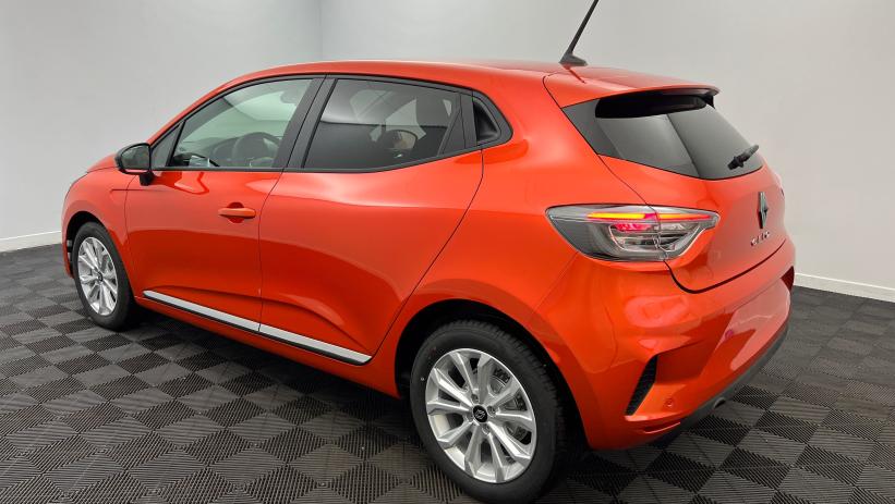 Aperçu du véhicule : Blue dCi 100 Evolution Orange Valencia avec 1900€ d'équipements inclus